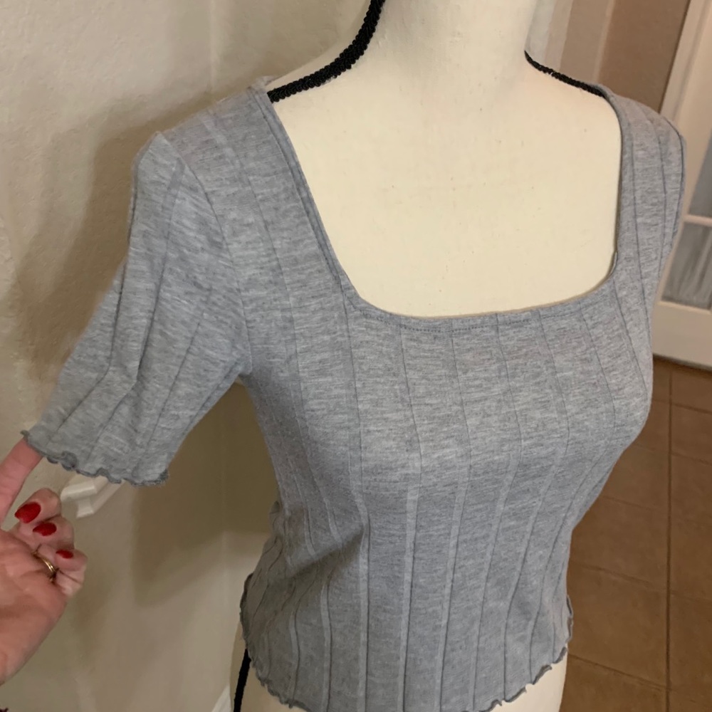Poof gray cropped ribbed shirt sleeve top Size M